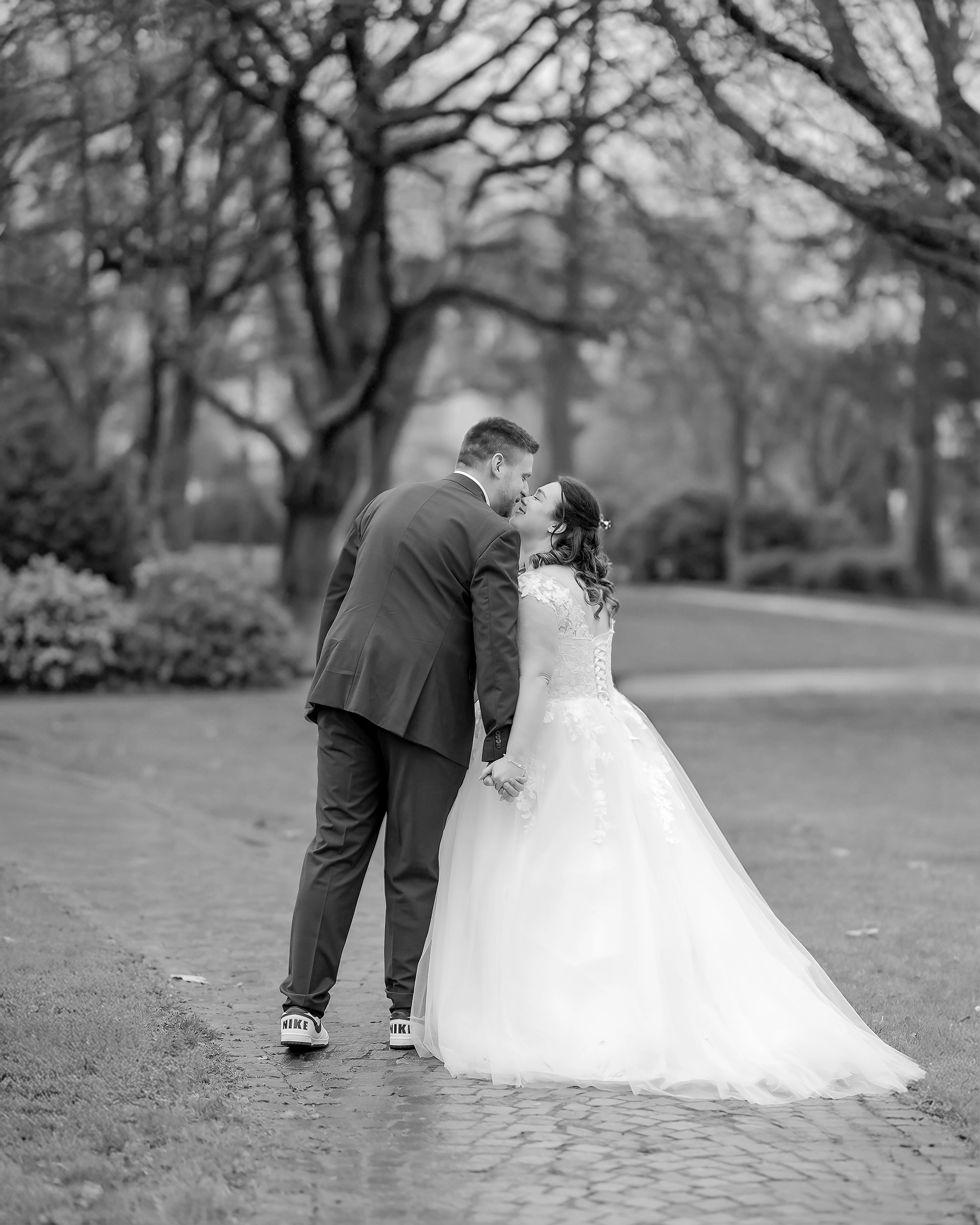 Details des Brautkleids am Wasser