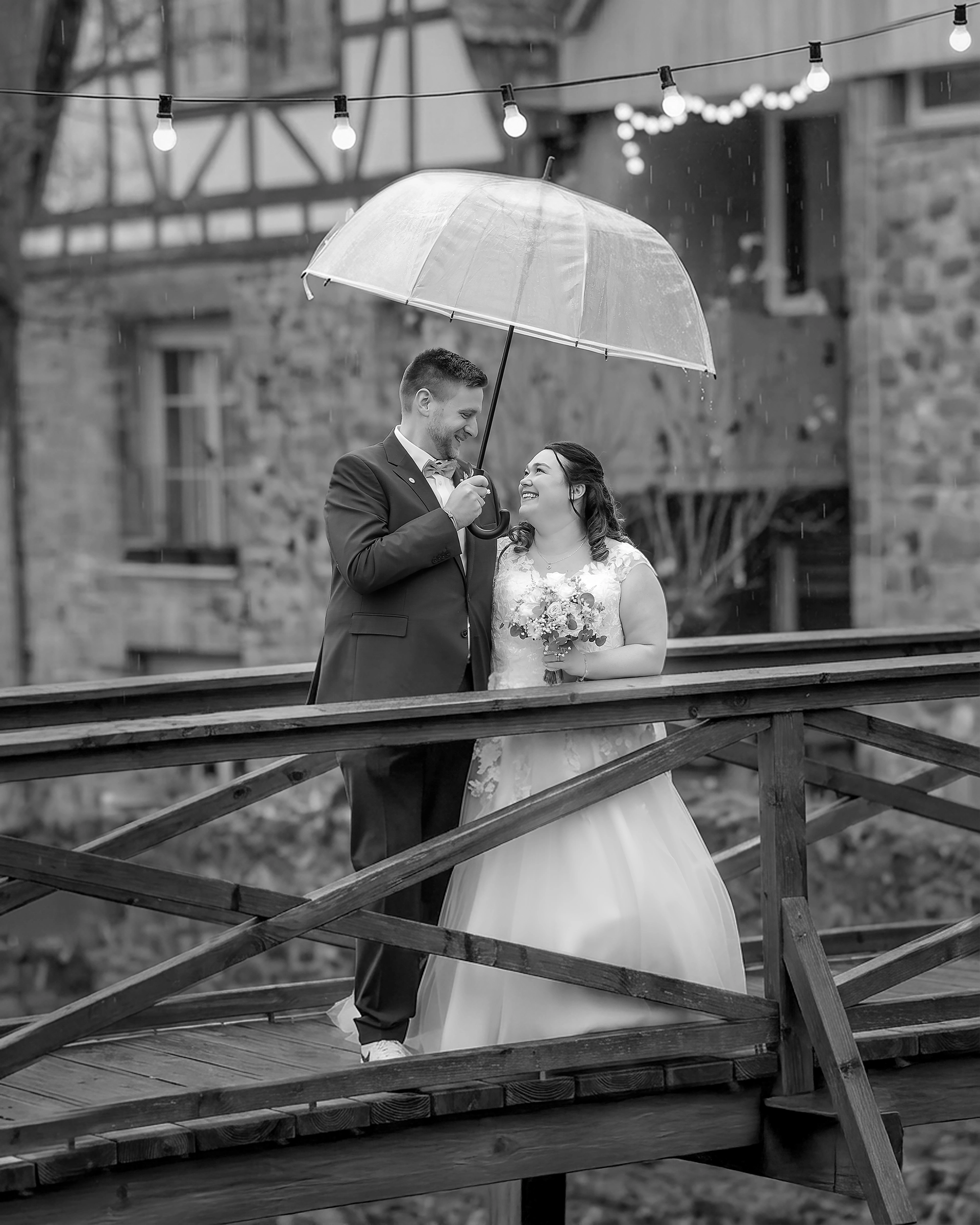 Händchenhalten im Abendlicht